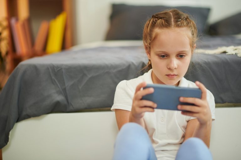 How to manage screen time during school vacation
